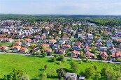 Naprosto klidný pozemek s výměrou 751 m2 v Újezdu nad Lesy., cena 10990000 CZK / objekt, nabízí