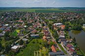 Prodej mimořádného stavebního pozemku 1170m2 v centru obce Hovorčovice s přípojkami všech inženýrský, cena 15500000 CZK / objekt, nabízí 